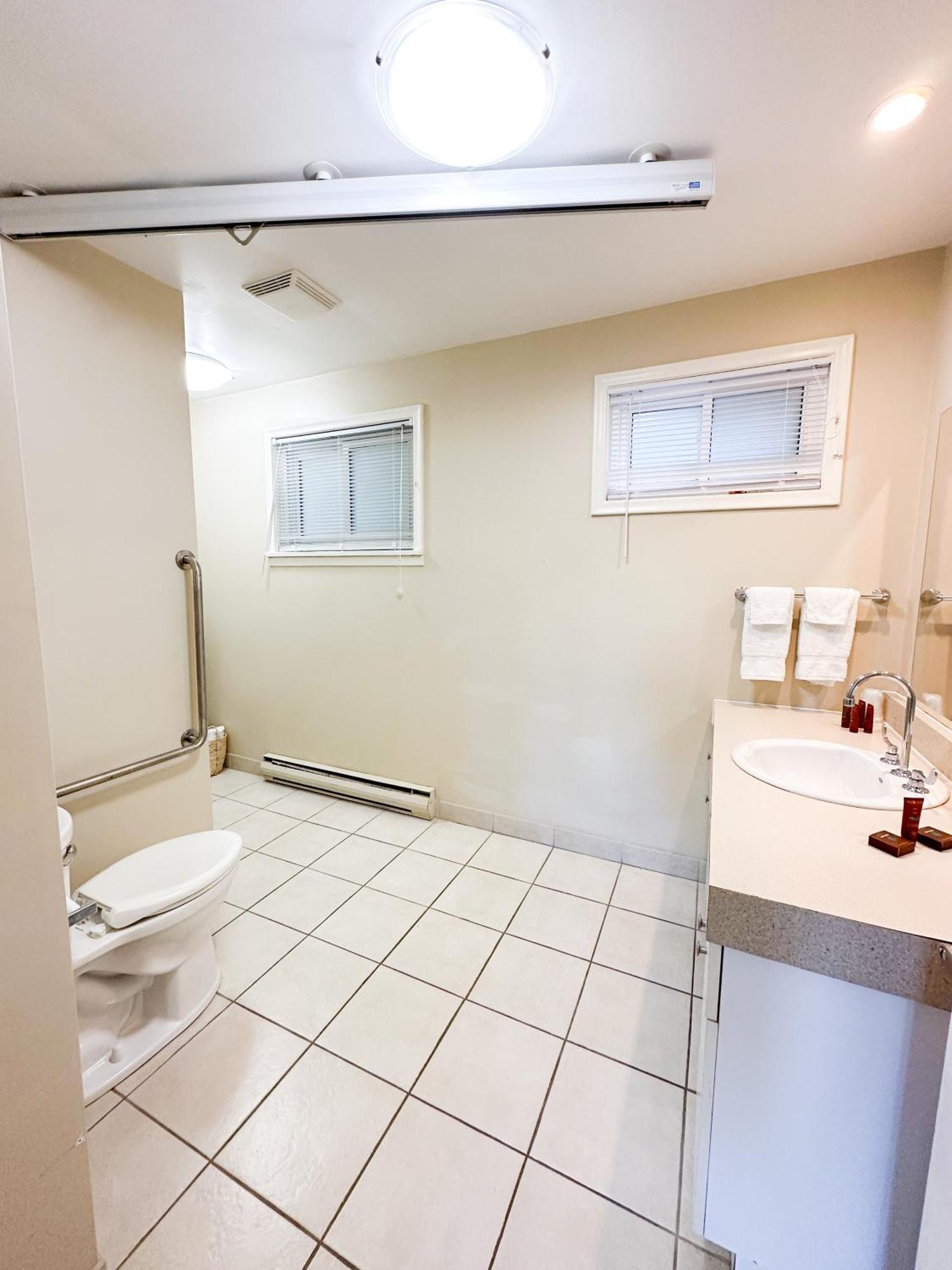 Oasis By The Bay Vacation Suites Wasaga Beach Zewnętrze zdjęcie