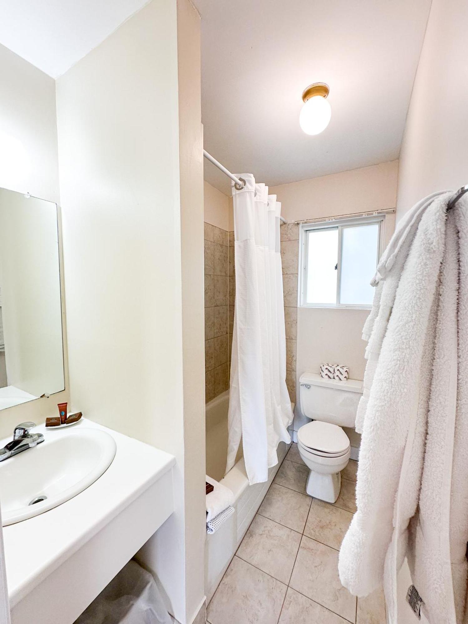 Oasis By The Bay Vacation Suites Wasaga Beach Zewnętrze zdjęcie
