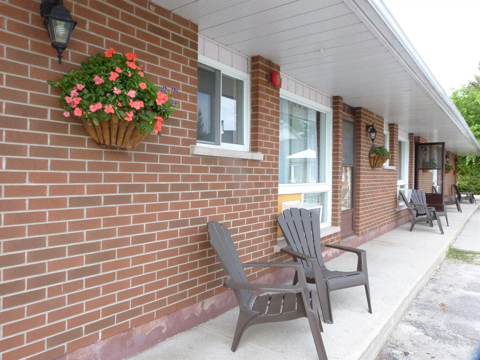 Oasis By The Bay Vacation Suites Wasaga Beach Zewnętrze zdjęcie